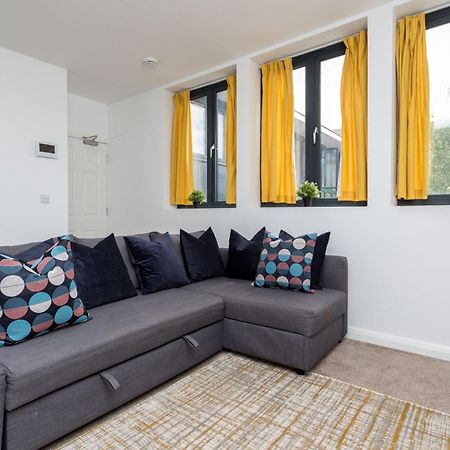 Flat 7- Spacious Studio Flat In The Heart Of Crawley Exteriör bild