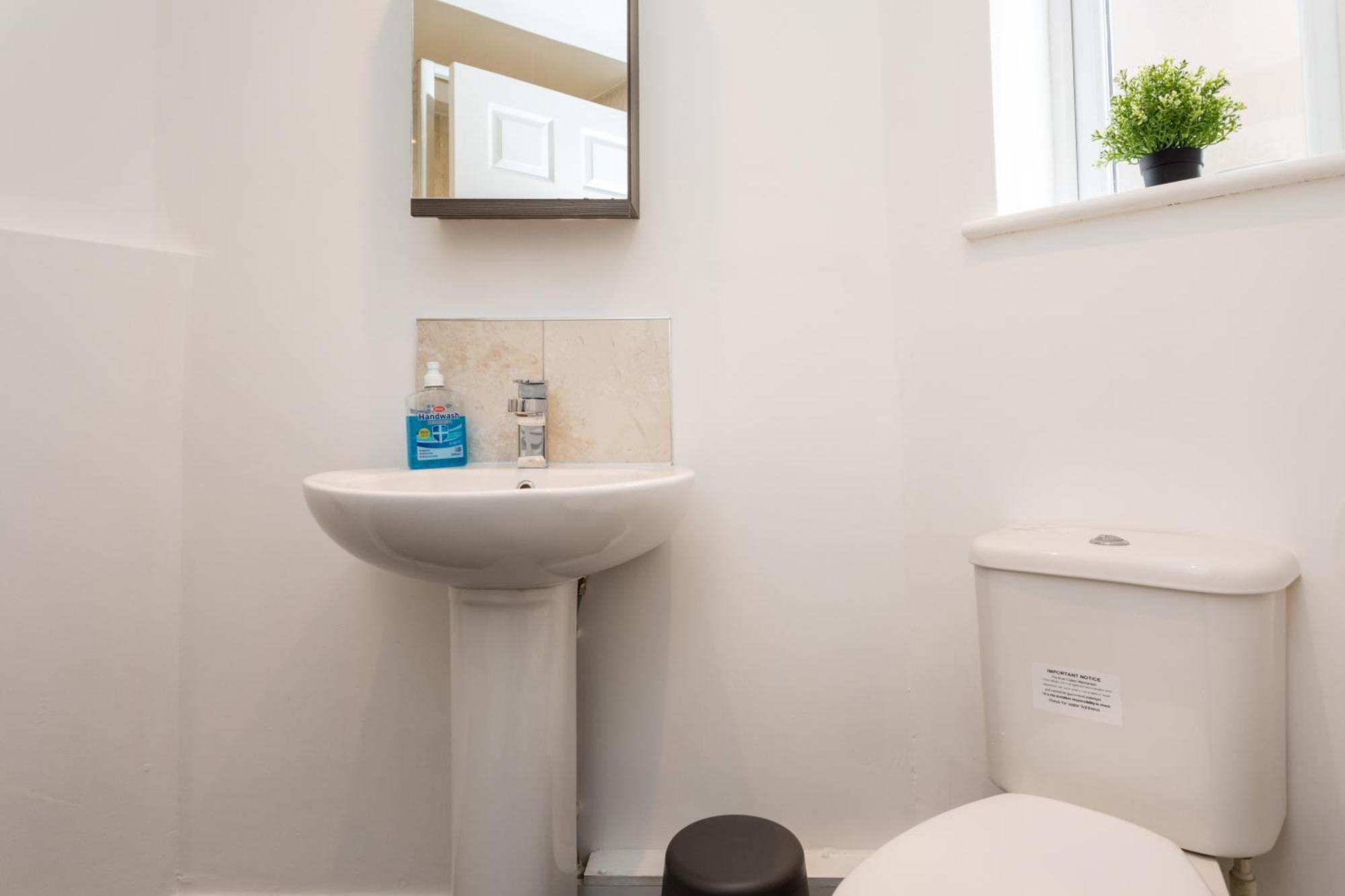 Flat 7- Spacious Studio Flat In The Heart Of Crawley Exteriör bild