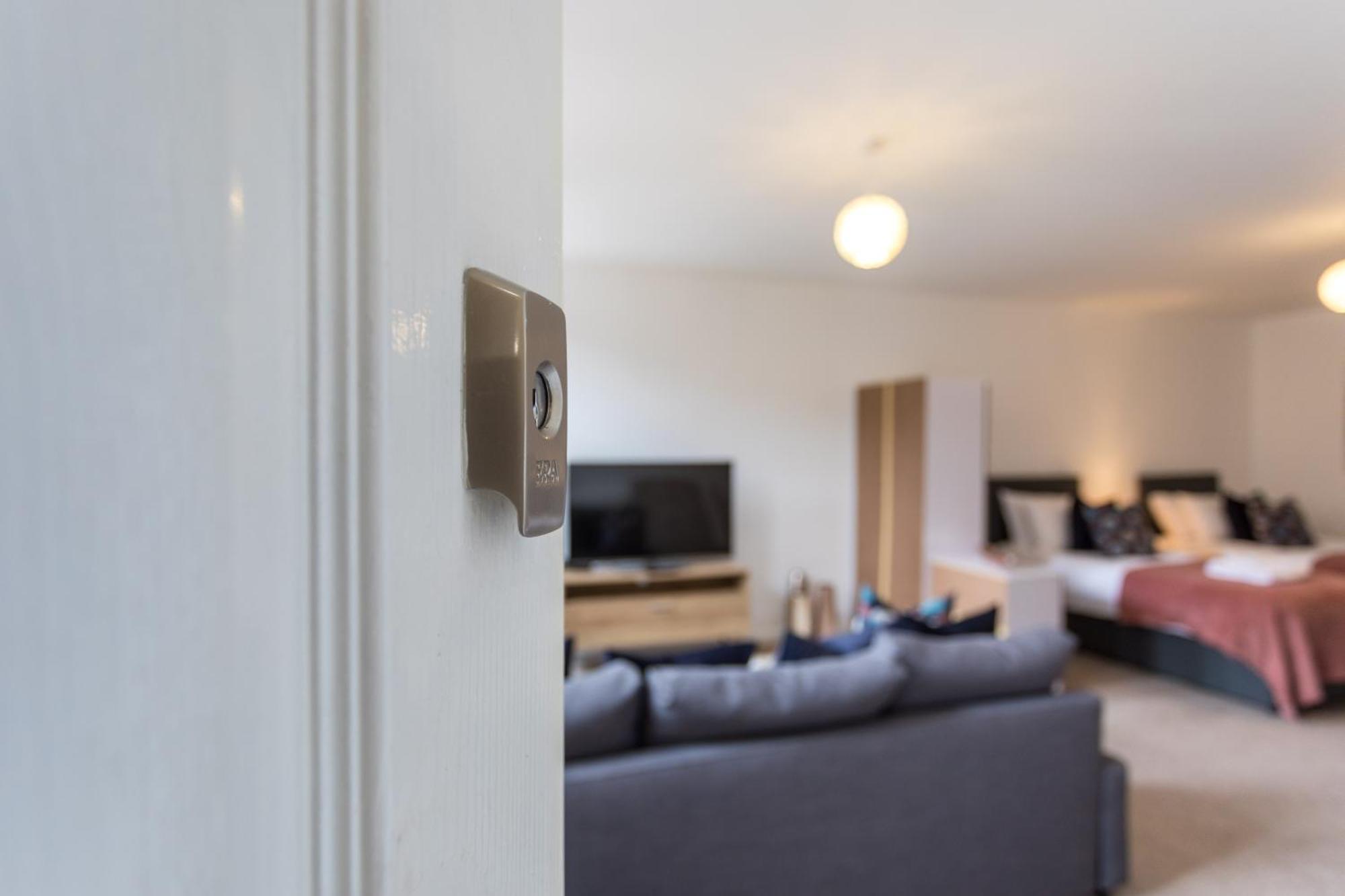 Flat 7- Spacious Studio Flat In The Heart Of Crawley Exteriör bild