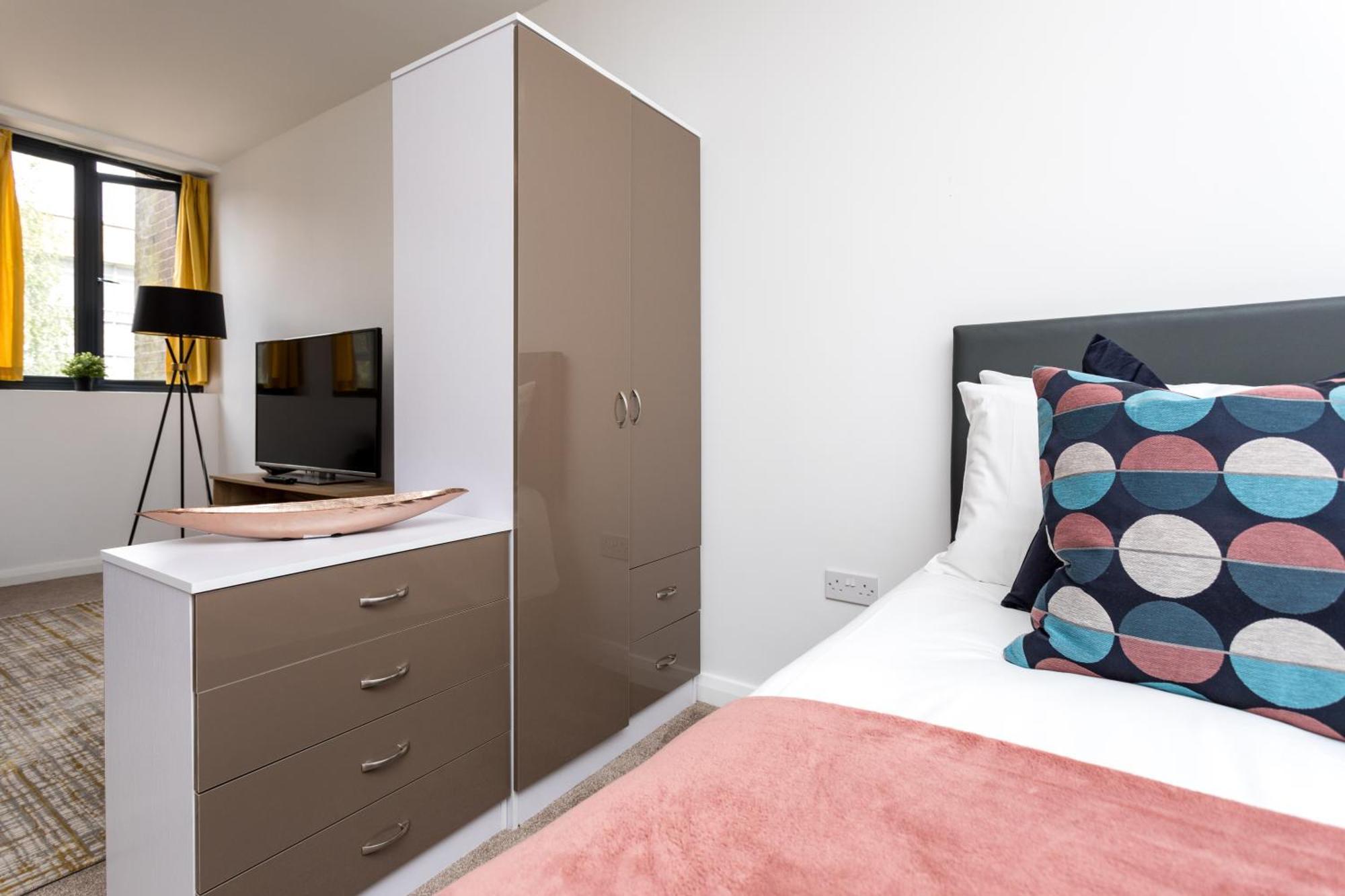 Flat 7- Spacious Studio Flat In The Heart Of Crawley Exteriör bild