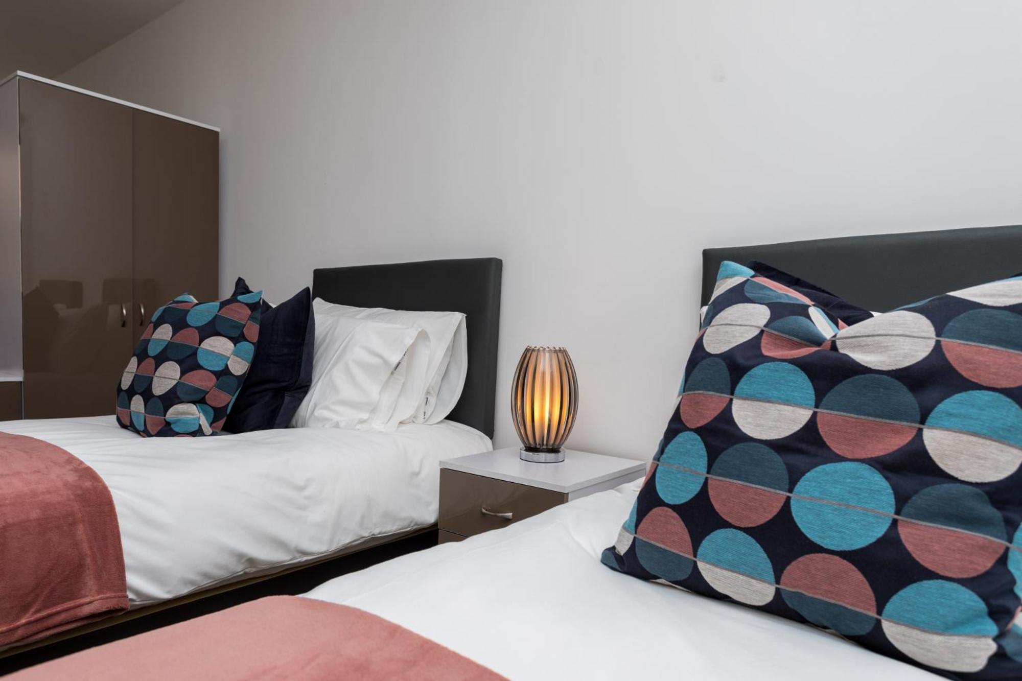 Flat 7- Spacious Studio Flat In The Heart Of Crawley Exteriör bild
